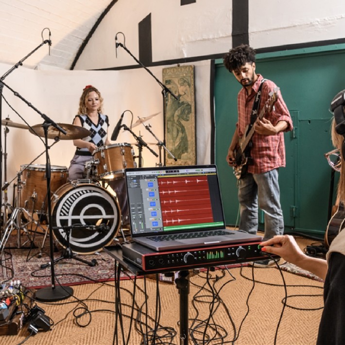 Scheda Audio - Focusrite Scarlett 18i20 4th gen - con Preamplificatori - Funzione Air - con Cavo IEC e USB