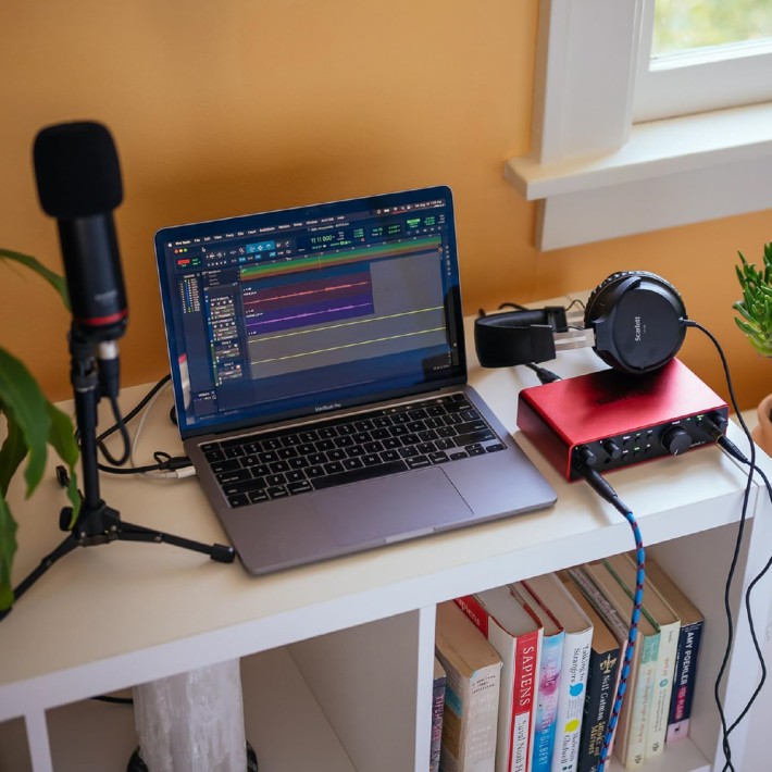 Bundle Focusrite Scarlett 2i2 Studio 4th Gen -...