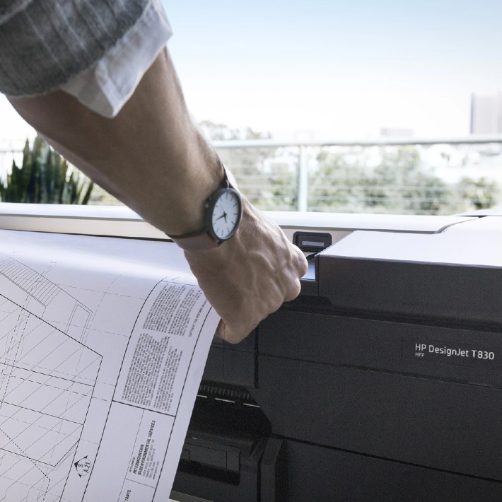 HP Designjet Plotter multifunzione T830 da 24"...