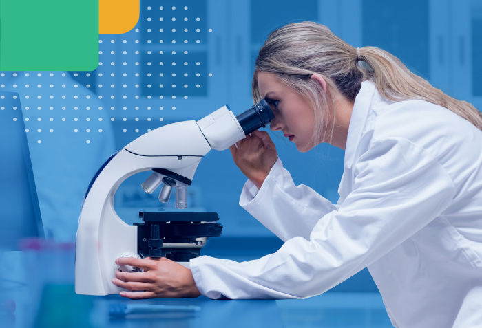 Donna guardando in un microscopio