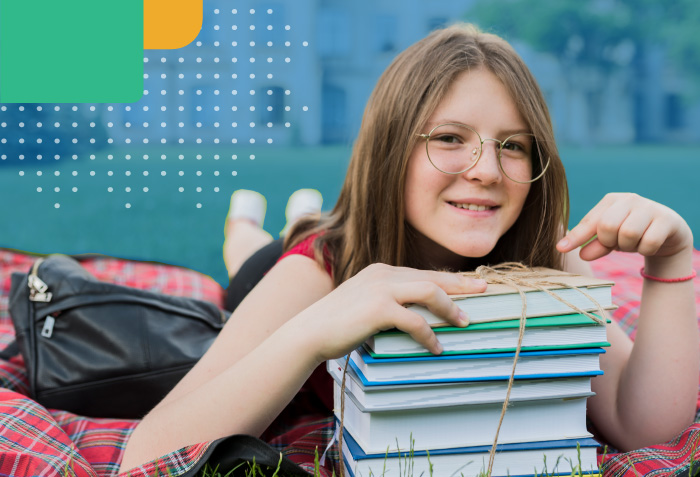 Bambina al parco con i Libri