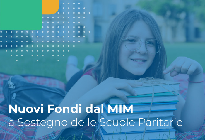 Bambina al parco felice con i libri di scuola