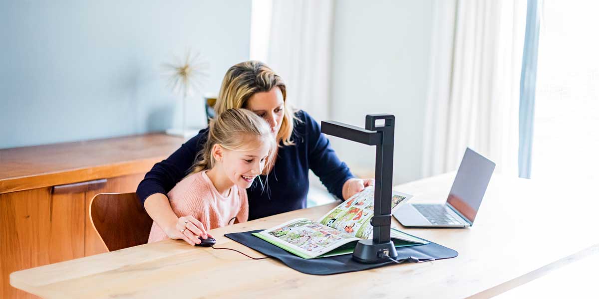 Mamma felice utilizza con la figlia IRIS Scan