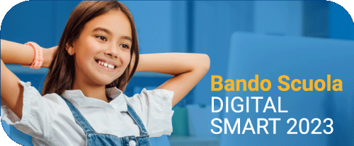 Bambina sorridente, simbolo del Bando Scuola Digital Smart 2023