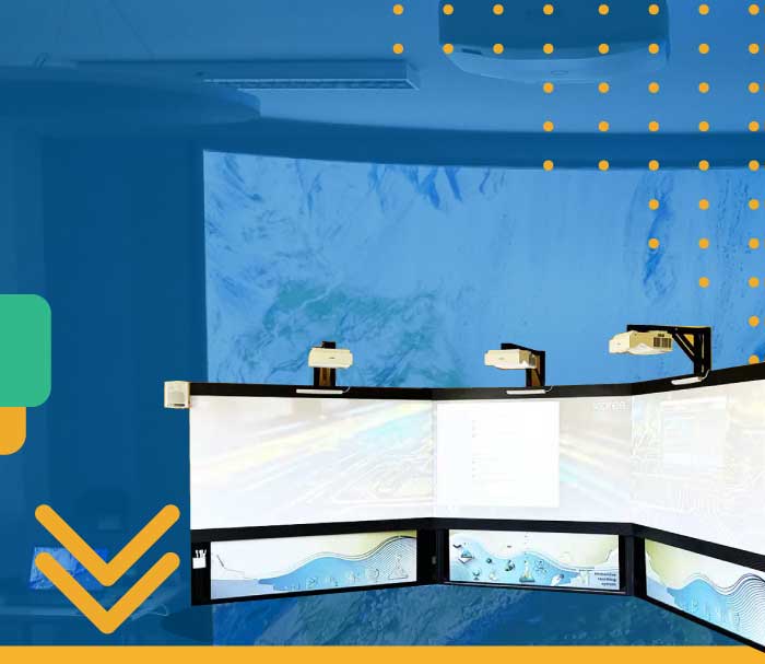 Ambiente didattico immersivo con schermi e proiettori avanzati, progettato per scuole