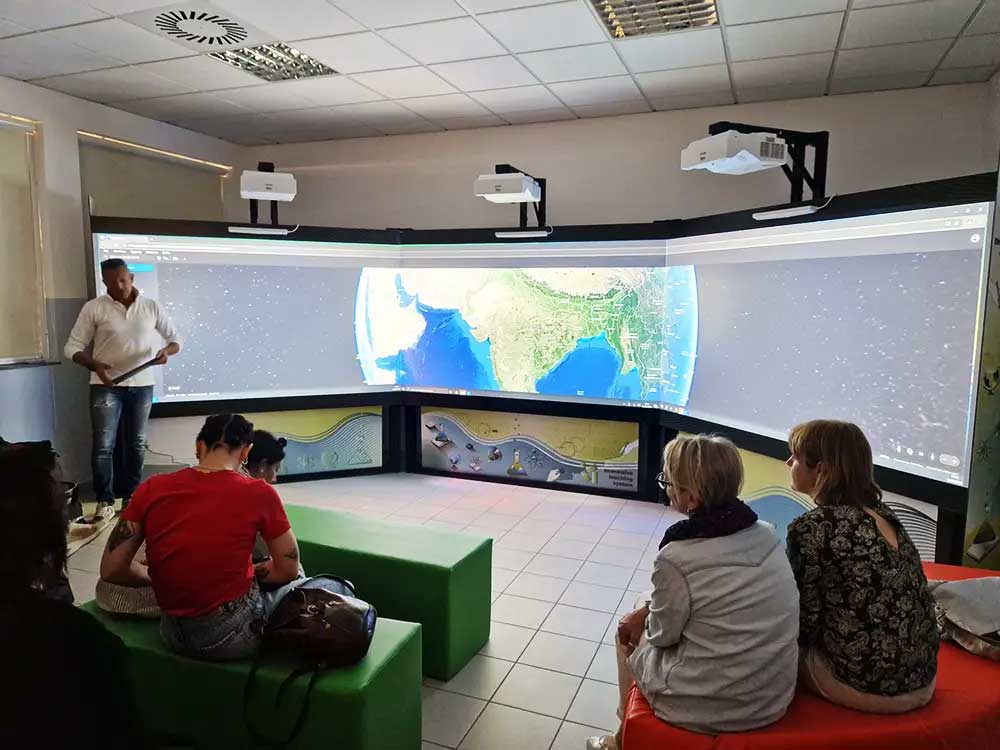 Tecnologia immersiva in aula con il pianeta terra visto dalla spazio