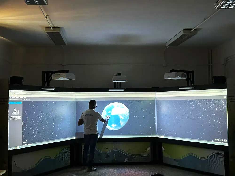 Tecnologia immersiva in aula con proiezione interattiva della terra tra le stelle