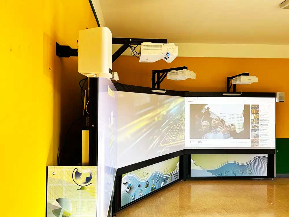 Fotografia del particolare dei proiettori che consentono la tecnologia immersiva