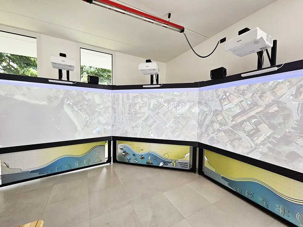 Sala didattica immersiva con proiezione interattiva di una mappa terrestre